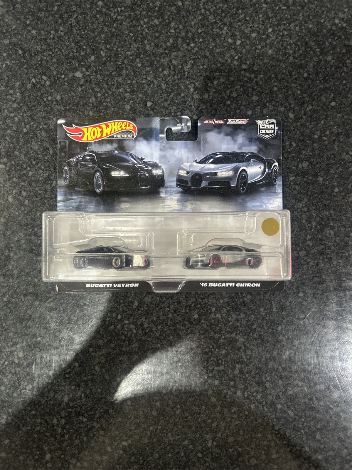 HOT WHEELS 1/64 PREMIUM 2 PACK BUGATTI VEYRON AND '16 BUGATTI CHIRON HKF52